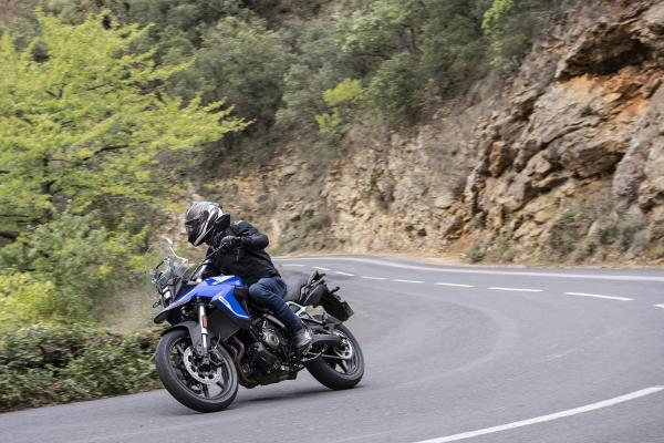 Suzuki V-Strom 800 RE - riding