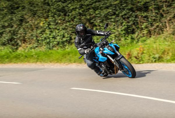 Suzuki GSX-8S - cornering