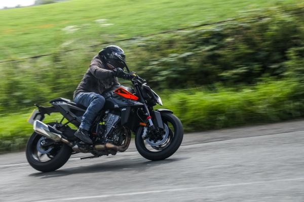 KTM Duke 990 - riding