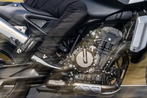 The Vanucci VUB-1 riding boot being used on a Husqvarna Svartpilen 801