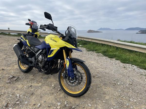 Suzuki VStrom 800DE yellow