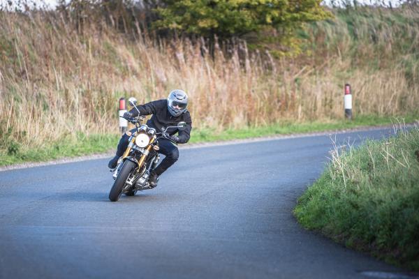 Norton Commando 961 Alex riding 