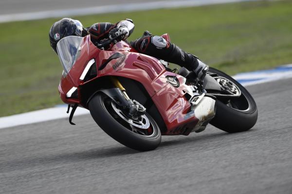 Panigale-v4-s-2022-Visordown-Review