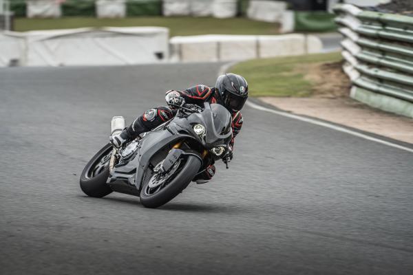 Norton's new V4SV at Mallory Park through the Devil's Elbow